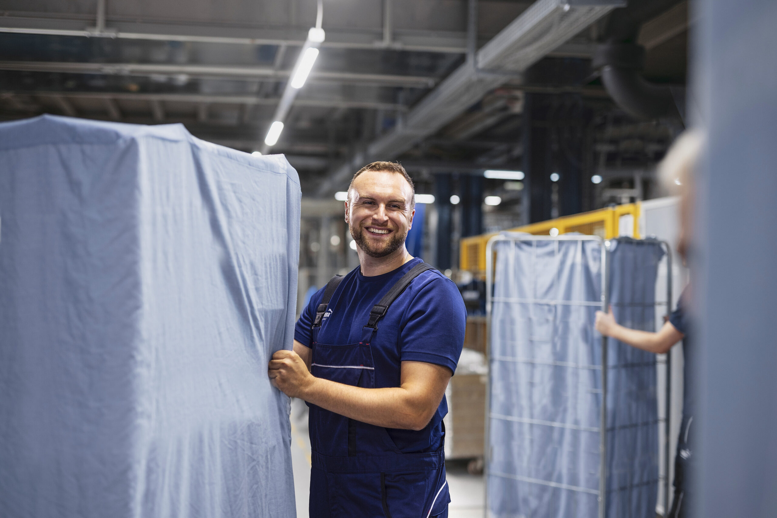 Ein Arbeiter arbeitet in einer Halle für Logistik & Verkehr