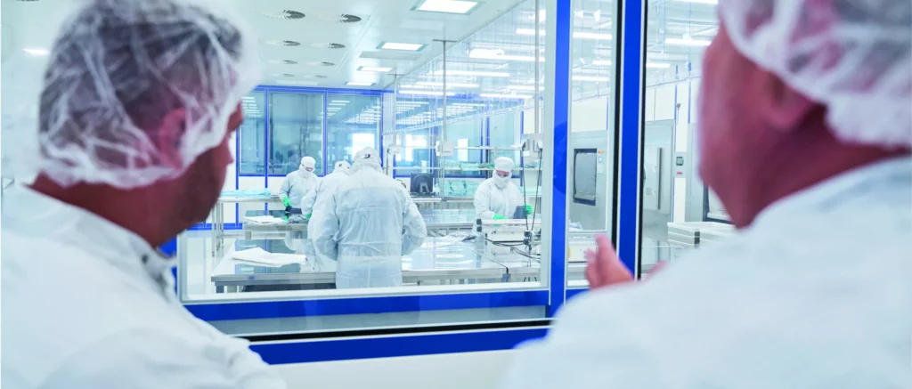 Arbeit mit bardusch Reinraum Bekleidung