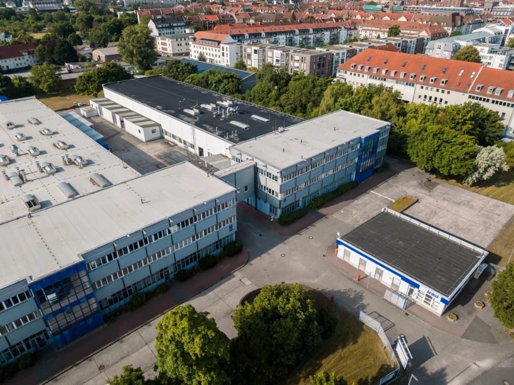 Luftaufnahme der Großwäscherei von bardusch am Standort Erfurt mit modernem Gebäudekomplex und umliegender Infrastruktur.