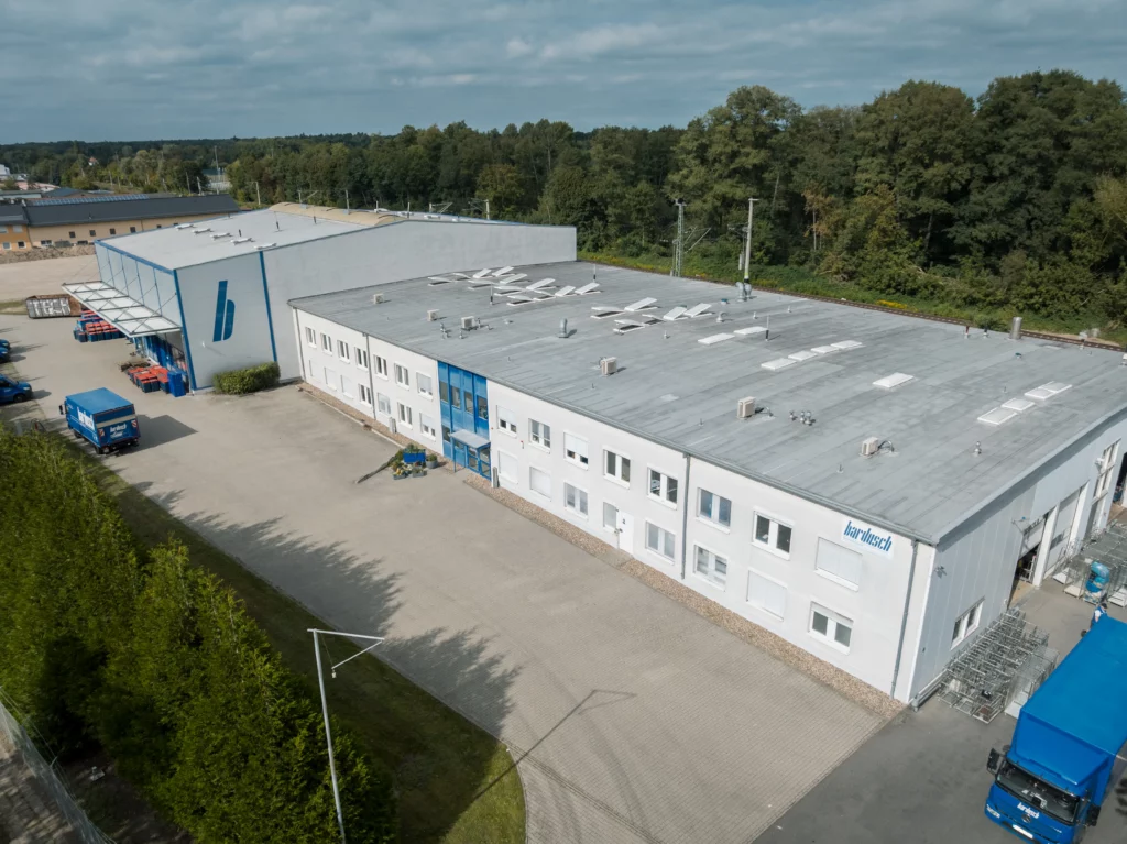 Luftaufnahme der Großwäscherei von bardusch am Standort Falkensee mit Gebäudekomplex und umliegender Betriebsfläche.