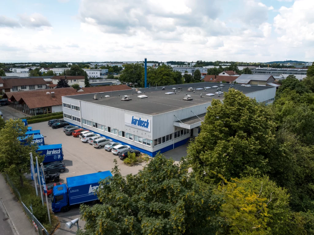 Luftaufnahme der Großwäscherei von bardusch am Standort Landsberg mit Gebäudekomplex und umliegender Betriebsfläche.