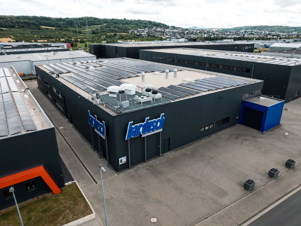 Luftaufnahme der Großwäscherei von bardusch am Standort Mülheim-Kärlich mit Gebäudekomplex und umliegender Betriebsfläche.