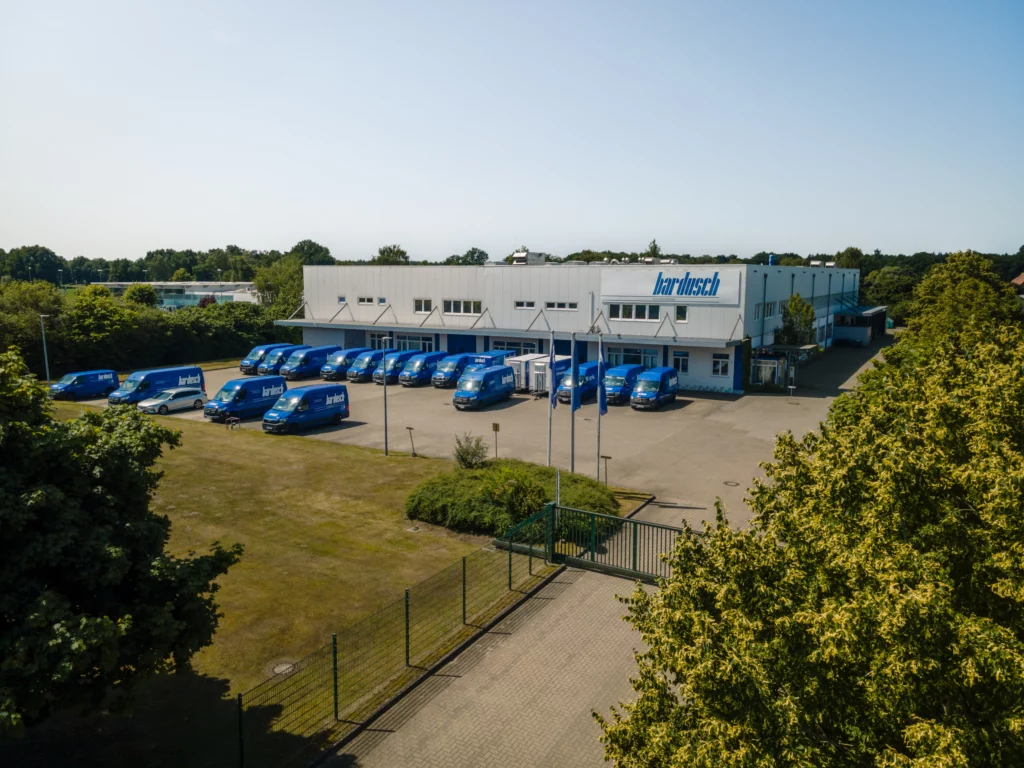 Luftaufnahme der Großwäscherei von bardusch am Standort Soltau mit Gebäudekomplex und umliegender Betriebsfläche.