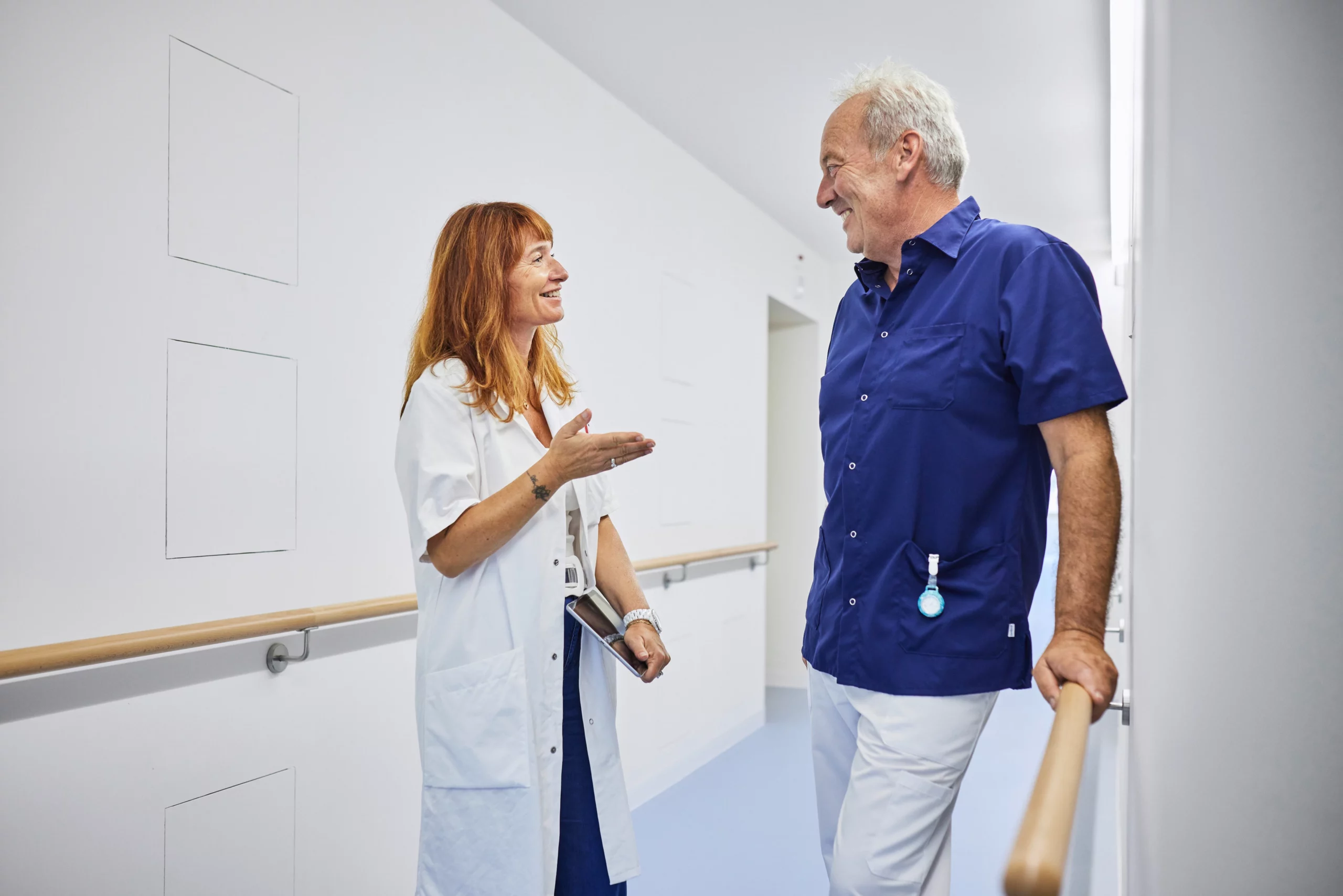 Pflegekräfte im Arbeitsalltag tragen Schlupfhosen in einer medizinischen Einrichtung