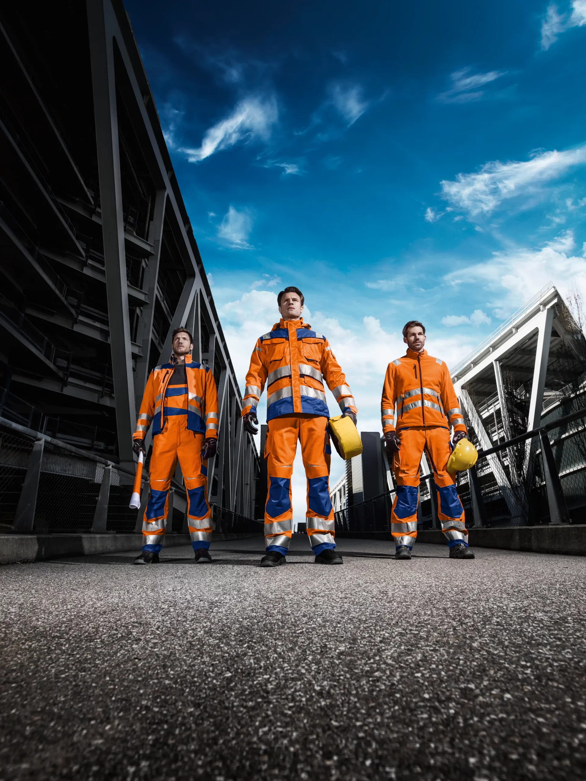 Mitarbeiter tragen hochsichtbare Warnschutzkleidung nach EN ISO 20471 im Außeneinsatz