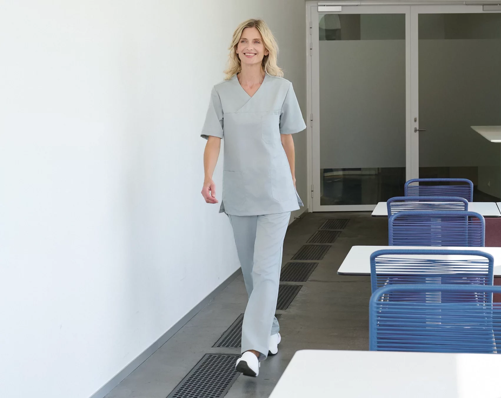 Pflegekraft trägt Schlupfhose bei der Arbeit auf der Station