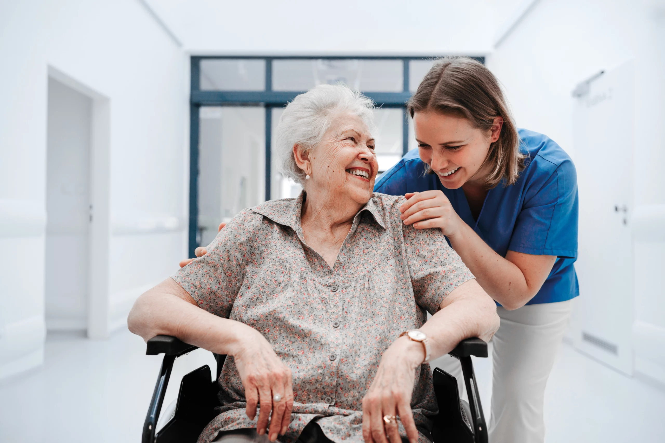 Persönliche Betreuung und sichere Wäscheversorgung im Pflegealltag