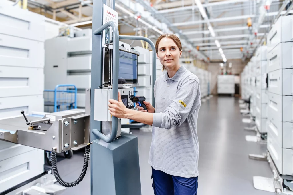 ESD-Kleidung im industriellen Fertigungsumfeld