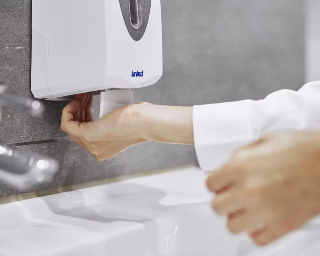 Händewaschen mit Seife im professionell ausgestatteten Waschraum