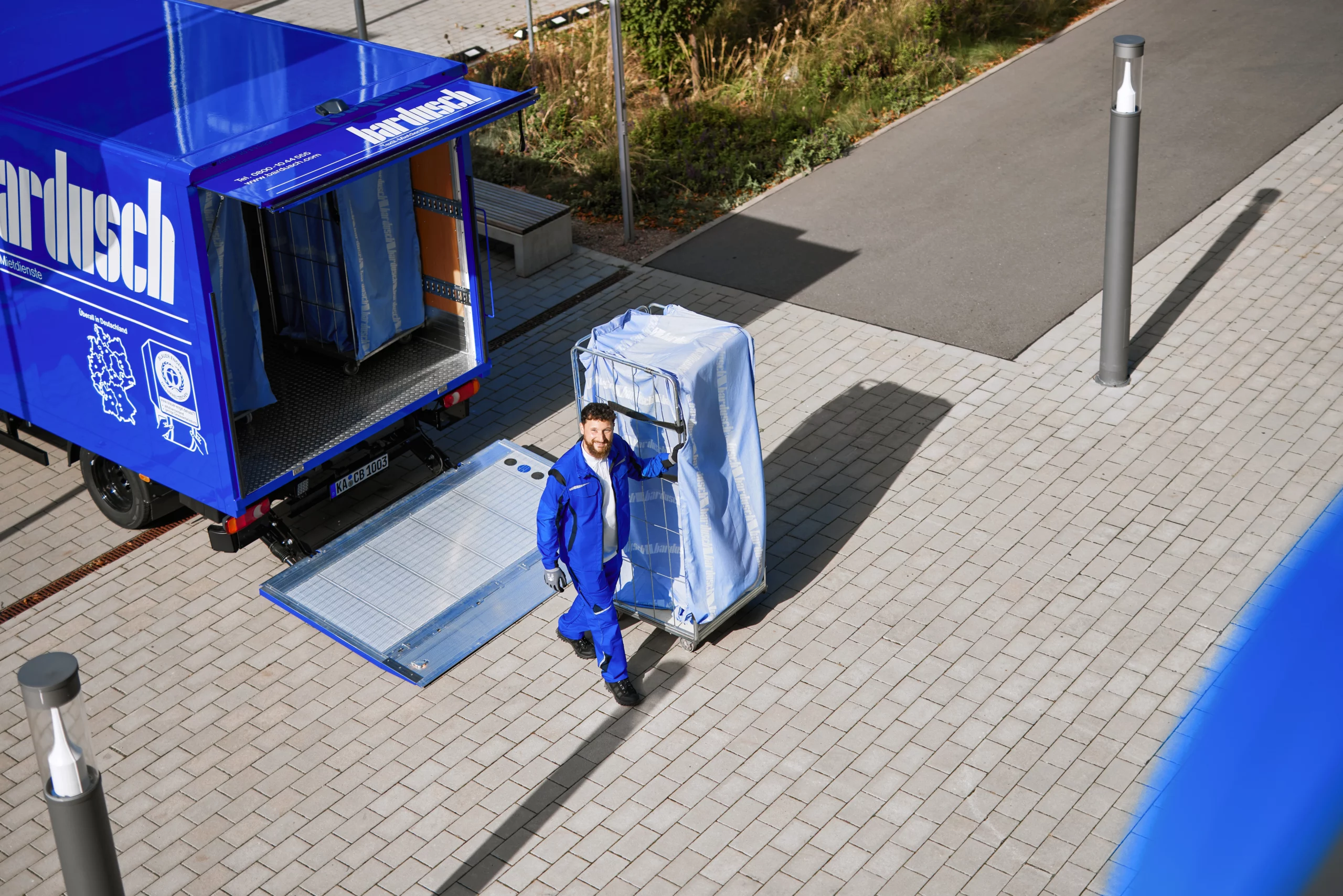 Servicefahrzeug beliefert Fachschränke mit sortierter Arbeitskleidung