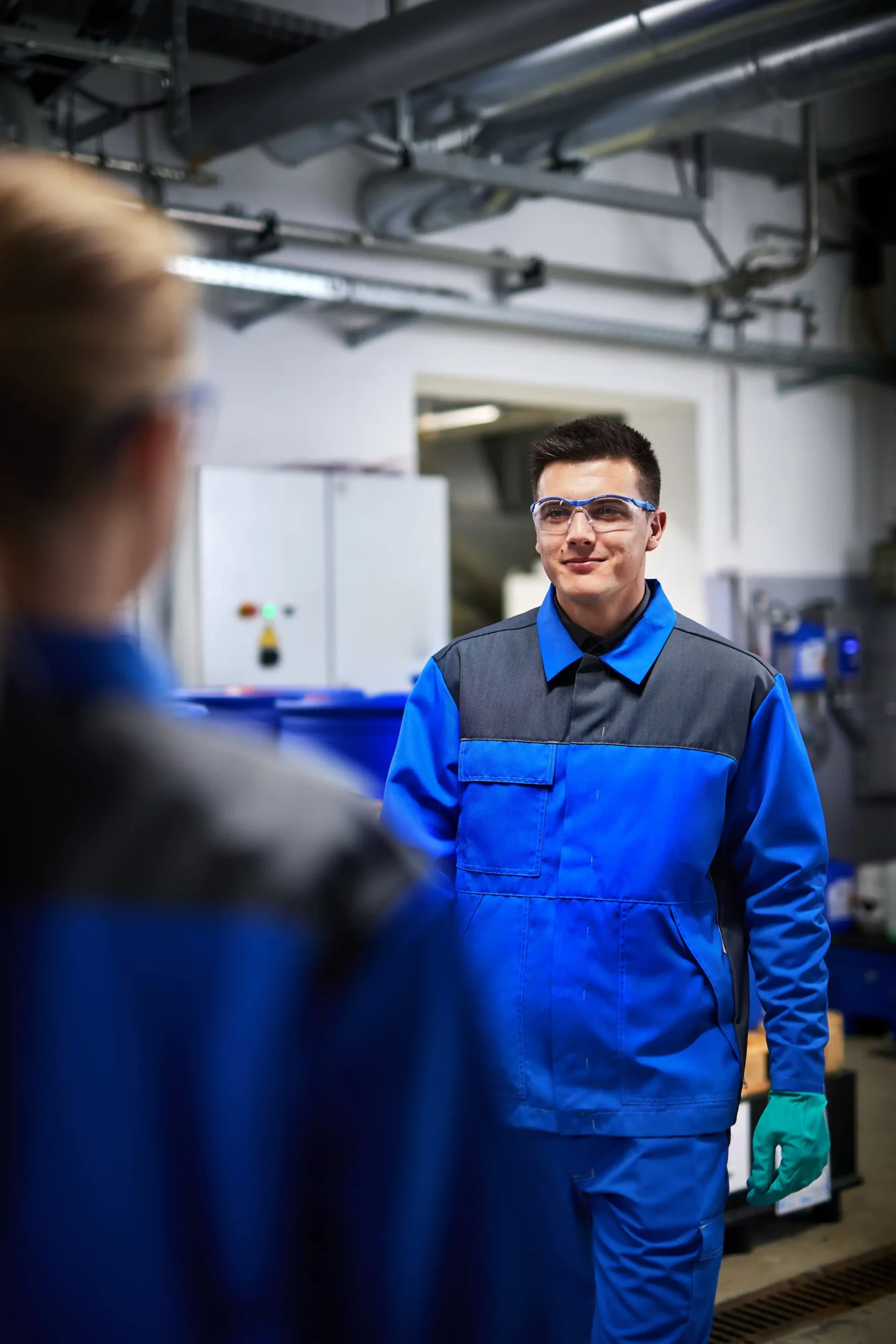Zwei Arbeiter in der chemischen Industrie begegnen sich