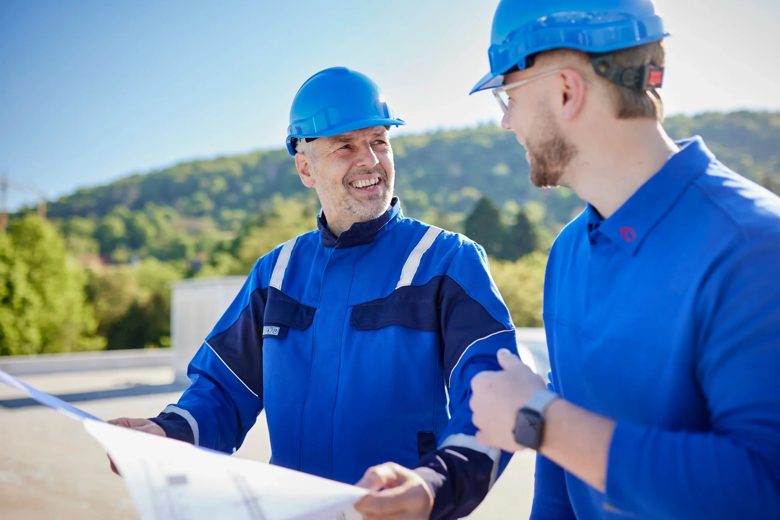 Zwei Männer tragen PSA mit erhöhter Sichtbarkeit nach EN 17353