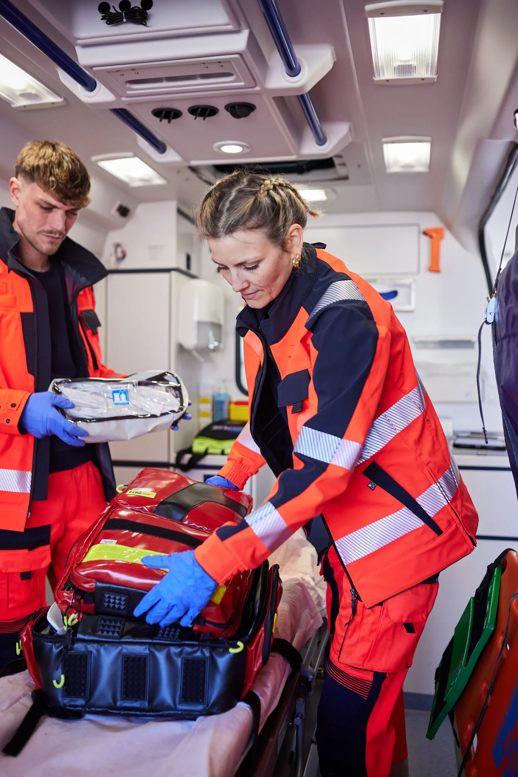 Rettungssanitäterin im Rettungswagen mit Notfallrucksack