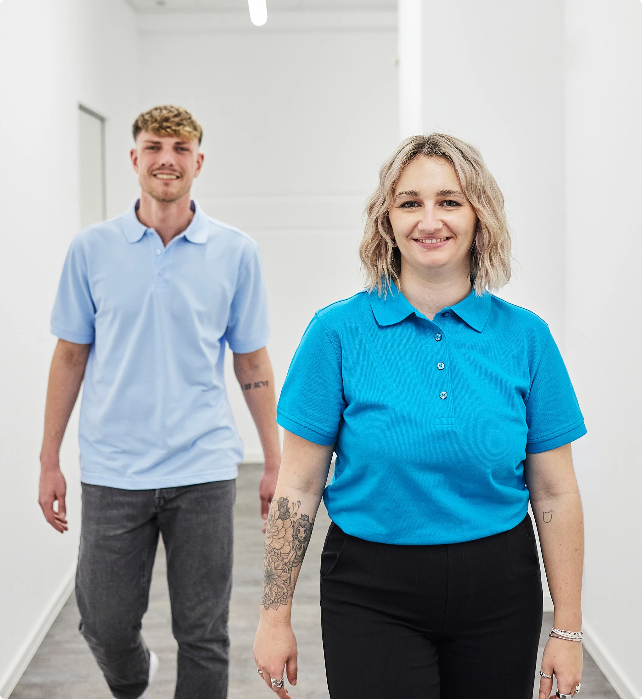Mitarbeitende in blauen Poloshirts aus dem Bereich Workwear Basics von bardusch